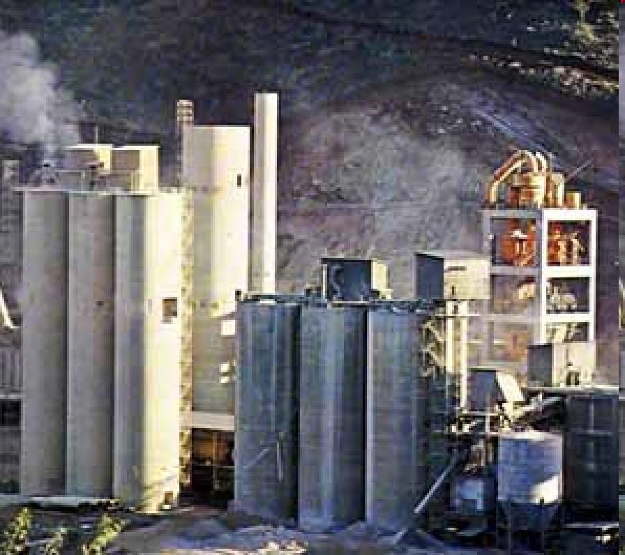 Os cimentos são produzidos em fornos de calcinação da mistura de argila, minerais contendo cal numa temperatura de 1400 º C com posterior adição de gesso; A reação de