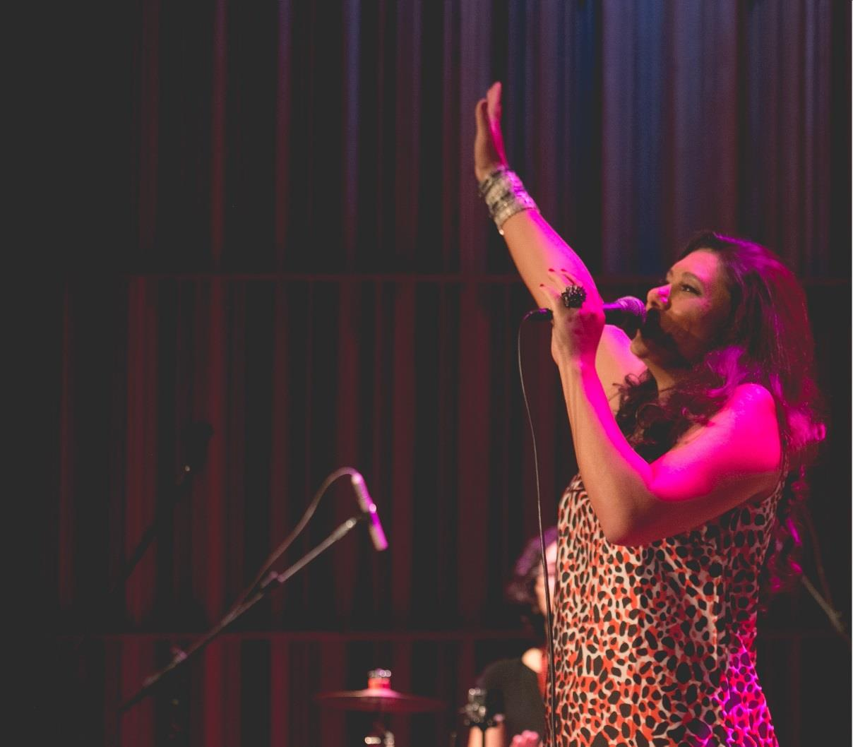 Sobre Danni Ribeiro Cantora, professora e compositora, Danni Ribeiro participou de diversos shows importantes em Belo Horizonte e Interior de Minas, entre eles, o Festival de Comida de Boteco (2011),