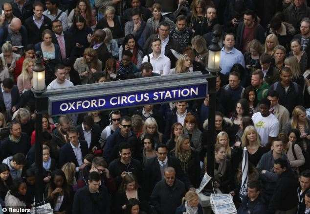 Londres Oxford Street Impacto na rede metroferroviária Alta demanda nas linhas de metrô e estações Infraestrutura de 150 anos Altos custos de reforma