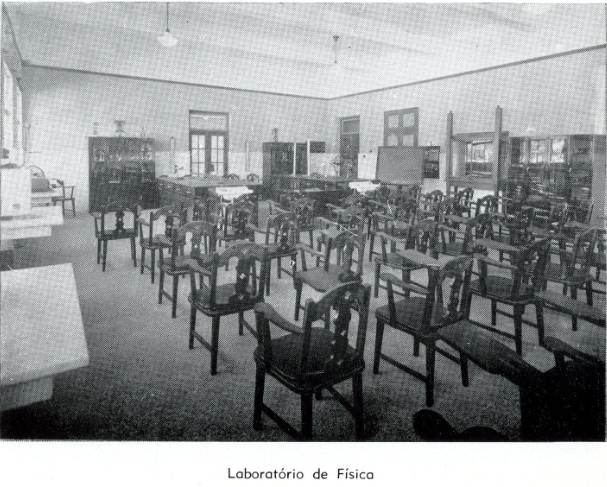 Figura 10 Laboratório de Física Fonte: Violante, 1956 No bloco onde existiam os dois laboratórios de Física e Química em comunicação com cada um deles existiam duas