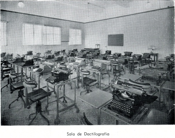 Ainda neste edifício funcionava em sala própria a aula de Dactilografia, equipada com 40 máquinas de escrever de diversos tipos, montadas sobre mesas metálicas