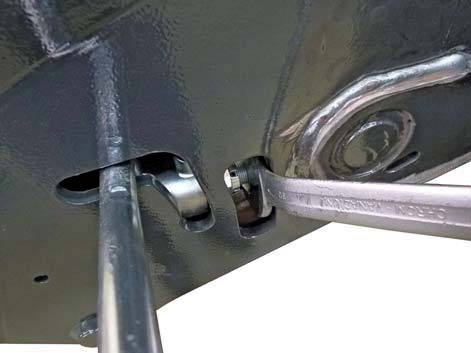 Ajustar Ferramenta necessária: Chave inglesa SW 30 mm Chave de catraca ½" com extensão, charneira e chave de
