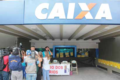 2 Outubro / 2014 Mídia ajudou no sucesso da greve A imprensa foi fundamental durante o movimento grevista dos bancários de Goiás, levando informações precisas e