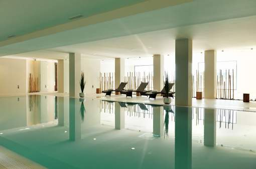 Poderá também aproveitar as comodidades exclusivas que incluem piscina interior aquecida, sauna, Jacuzzi, piscina de hidroterapia,