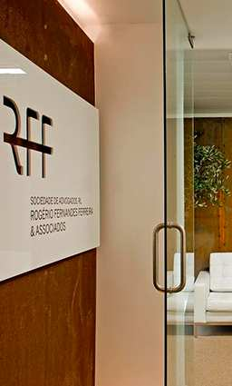 A RFF & Associados O primeiro escritório de advogados português especializado em direito fiscal, aduaneiro e direito empresarial (20 advogados) French Desk, composta por 5 advogados (4 bilingues e 2