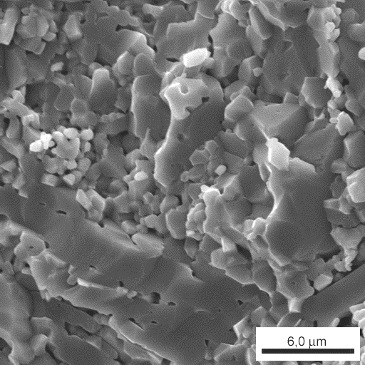 nanoparticulado e de 60 % de pó microparticulado, (a) 1500 ºC, (b) 1550 ºC e (c) 1600 ºC A superfície de fratura da