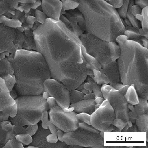 nanoparticulados, porém com uma quantidade menor de poros entre as partículas. Na Figura 4.