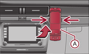 144 Comunicação Se existir um adaptador adequado para o seu telemóvel, utilize-o exclusivamente no adaptador, para que a radiação do telemóvel no veículo desça para o mínimo.