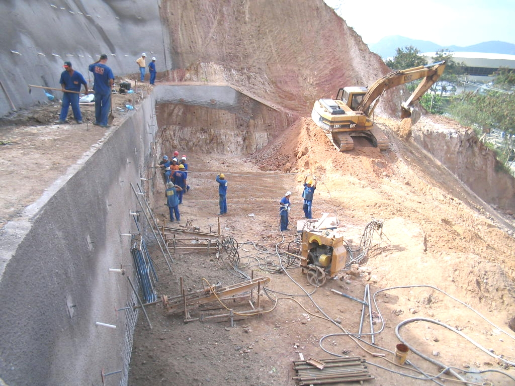 169 Nos taludes inferiores, o processo de grampeamento iniciou-se com sucessivas etapas de escavação, colocação + injeção dos grampos e execução da parede em concreto projetado.