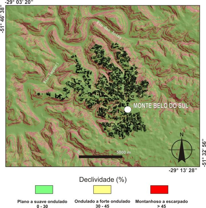 3.2 Declividade As declividades foram relacionadas ao relevo na forma de porcentagem, segmentadas como: 0-30% plano a suave ondulado; 30-45% ondulado a forte ondulado; > 45% montanhoso a escarpado.