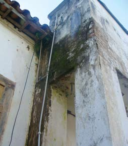 As esquadrias, nos modelos tradicionais da arquitetura colonial, estão com a pintura desgastada, principalmente nas fachadas expostas ao tempo,