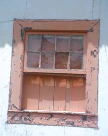 As portas internas possuem vergas retas e cercaduras em madeira,