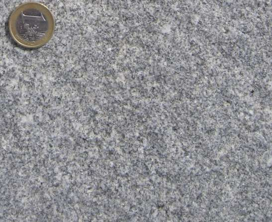 Fig. 3. Granito de Alpalhão Os penalizantes mais comuns que afectam a homogeneidade da rocha são os filonetes de quartzo, gravatas biotíticas, bandados magmáticos e fenocristais.