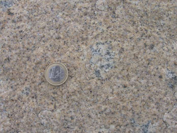 Fig. 6. Granito de Gáfete A característica mais apreciada neste granito é a sua tonalidade amarela revelada sensivelmente nos primeiros 10-15m superficiais.