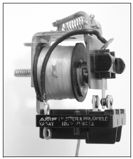 Na década de 1930 foi inventado o relay eletromagnético. É uma chave mecânica que controla a passagem de eletricidade por um fio. É formado por um imã ligado a um braço de metal.