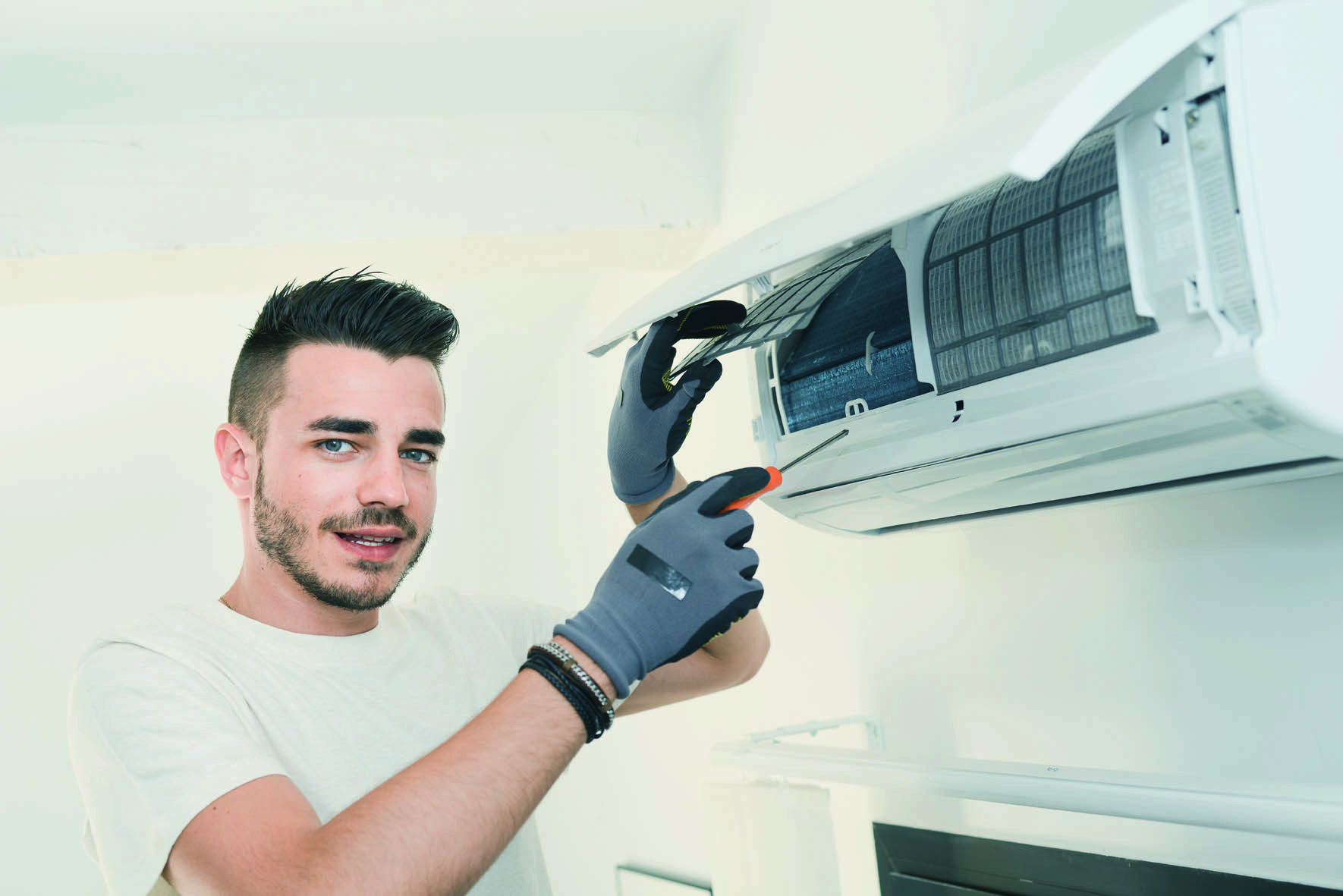 Um curso com várias especializações técnicas Técnicas de Refrigeração Comercial e Industrial. Elétricas e Comando de Automação.