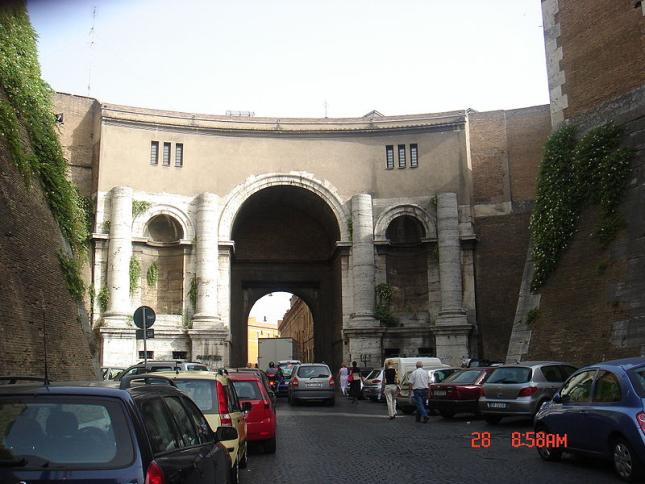Porta di Santo Spirito, Roma _ Totalmente isenta de ornamentos; molduras vigorosas e bem marcadas enfatizando linhas importantes pela