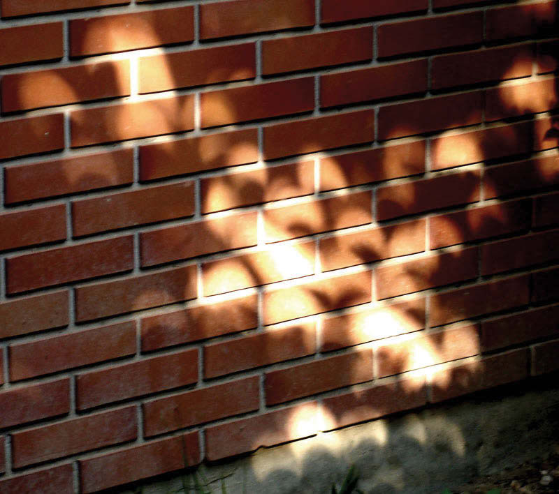 A Fig. 3 mostra mais algumas imagens do Sol em eclipse resultantes da passagem da luz na ramagem de uma árvore e conjugadas sobre uma parede de tijolos. Fig. 3 Imagens do Sol durante o eclipse de 11/09/2007 em Porto Alegre.