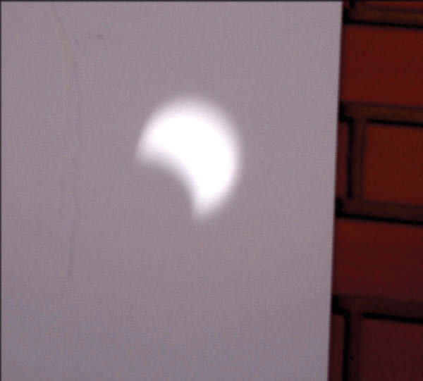 do. A observação do eclipse também pode ser realizada pela reflexão da luz solar com um espelho plano, conseguindo-se imagens grandes e nítidas do Sol em anteparos distantes. Fig.