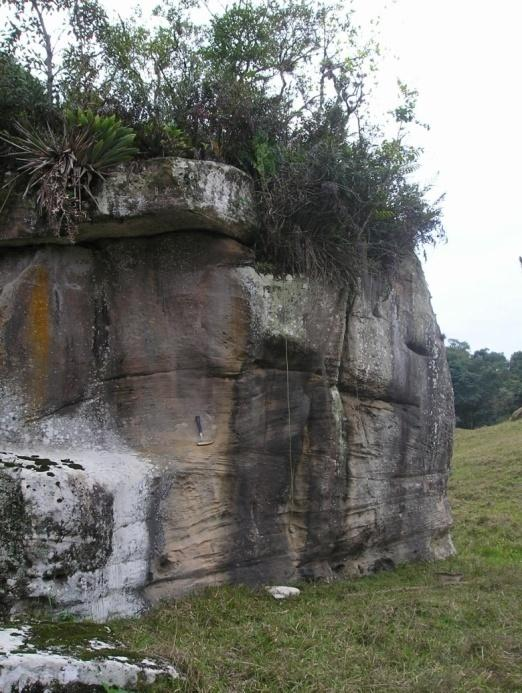 As ocorrências de movimentos de massa, como os mostrados na Figura 5 acima, ocorreram durante as fortes chuvas de 1983/1984, quando o alto da escarpa arenítica destacou-se e formou o depósito na base