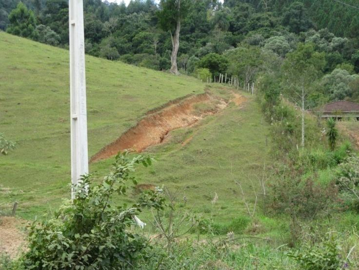 ampliado, transformando-se em fluxos de detritos e escorregamentos.