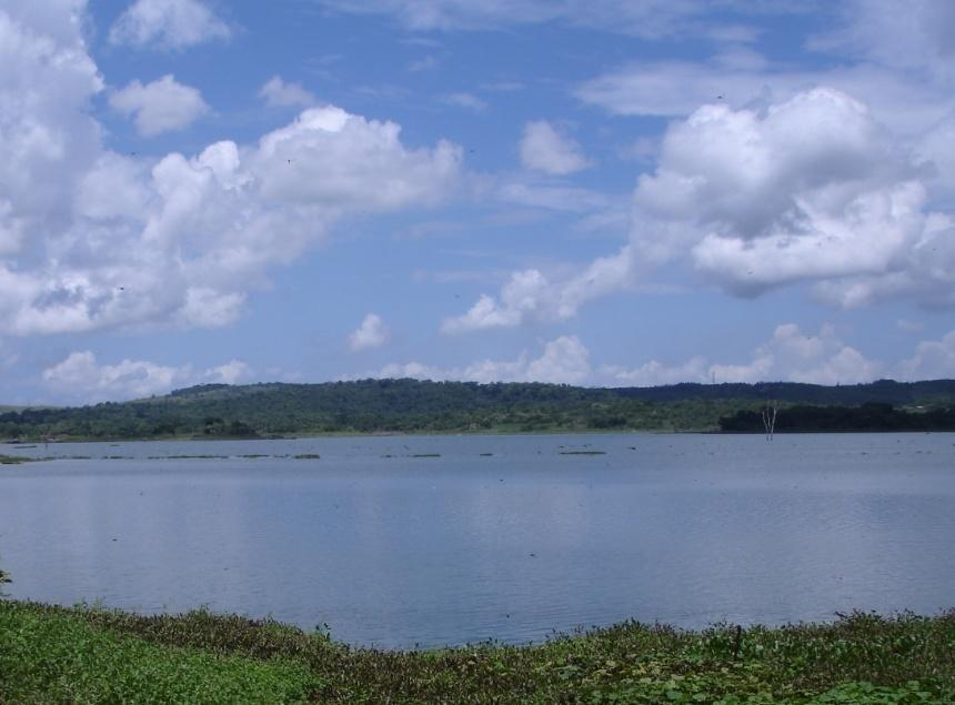 Barragem de Goitá vista de cima Fonte: Hans Manteuffel - SRH, 2009 O reservatório de Tapacurá (Figura 4), de acordo com o Plano Estadual de Recursos Hídricos - PERH (1998), localiza-se no município