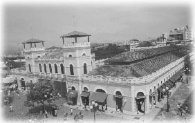 O Mercado inaugurado em 1899, alinhado à rua Conselheiro Mafra e