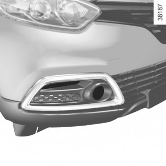 FARÓIS DIANTEIROS: substituição de lâmpadas (3/3) 7 Faróis adicionais Se pretende equipar o seu veículo com faróis «de nevoeiro», consulte um representante da marca.