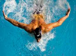 Borboleta:com os ombros alinhados a superfície da água, o nadador faz os movimentos simultâneos dos braços.