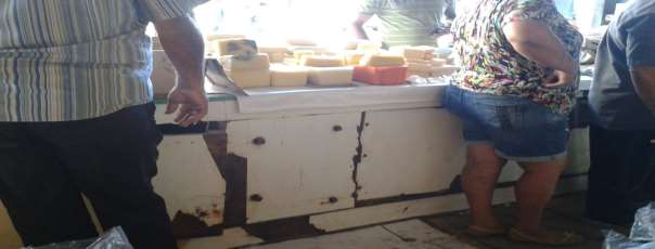Figura 2: Fotografia dos queijos de coalho e de manteiga sendo comercializados na Feira Central
