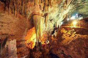 No percurso estaremos visitando um maravilhoso lugar chamado Las Cuevas de Bellamar, é uma caverna profunda e à medida que vamos entrando podemos nos deslumbrar com a beleza natural, tem muitas