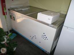 projetores suspensos, duas estantes em madeira, um frigorifico de