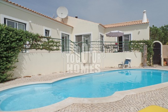 Linda casa com 3 quartos e piscina, a norte de Alvor VILLA EM PORTIMÃO ref. LG695 360.