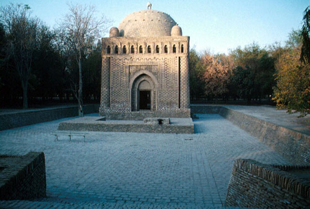 96 Fig. III-21 Fachada principal do mausoléu. Fora da Pérsia a forma de čahār Ðāq é encontrada em numerosos mausoléus fatimídas em Aswān e no Cairo.