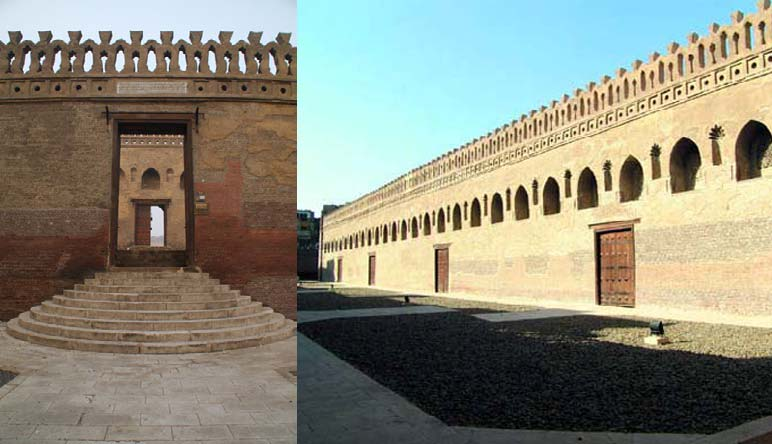 IV-5 - Um dos portões externos de entrada da mesquita, no muro da ziyāda e a direita, os portões que pontuam a parede