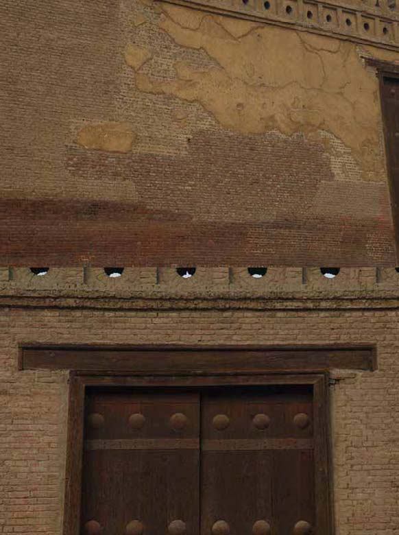 105 Fig. IV-6 Acima, detalhe dos tijolos revestidos com a camada de estuque. Abaixo, porta de entrada na parede da ziyāda.