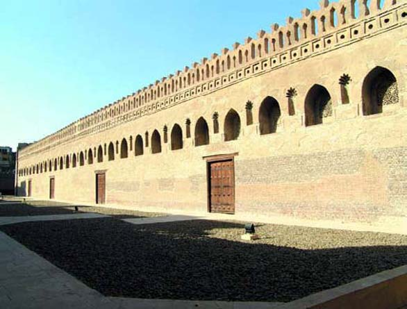 108 naves da mesquita de Ibn Æūlūn. As naves da mesquita de Ibn Æūlūn correm perpendicular à parede da qibla, como na mesquita de Abū Dulaf, ao invés de paralelamente a ela.
