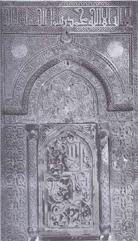 Creswell atribui o estilo do nicho e sua composição, de uma moldura dentro de outra, a influência persa. Fig. IV-22 - mi rāb de al-afåal Fig.