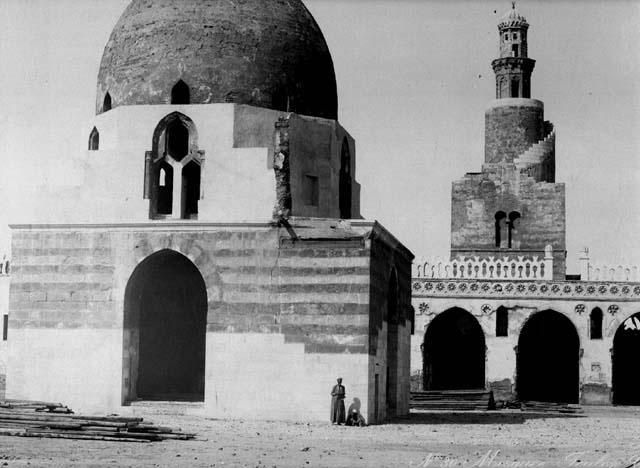 127 Fig. IV-30 Foto histórica do pavilhão no pátio. Fig. IV-31 Detalhe do corte da mesquita (antes de 1927) focalizando a fisqiyya.