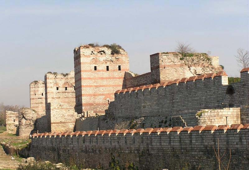 30 Nos locais onde a pedra era um material mais abundante, esta substituiu o tijolo, como vemos nas muralhas de Theodosius II (Fig. I-19), ou muralhas de Constantinopla, supracitadas.