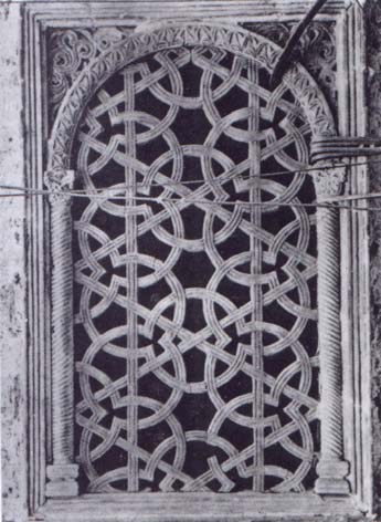 janelas de várias mesquitas, como na Grande Mesquita de Damasco (Fig. II-21) e na mesquita de Ibn Æūlūn conforme se verá no capitulo IV.