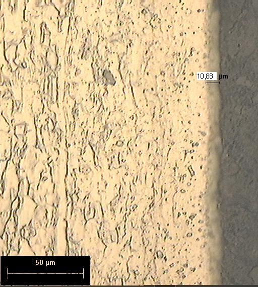 75 Camada de revestimento de zinco Figura 4.2 Metalografia da secção longitudinal da chapa, aumento de 500x, mostrando a espessura do revestimento. As micrografias mostradas nas figuras 4.1 e 4.