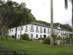 Grande localiza-se no distrito de Avelar, em Paty do Alferes.