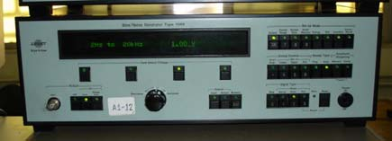 000 Hz / 250 mv / sinal contínuo / ruído branco b) - Amplificador de Sinais: Power Amplifier Type 2712; Brüel&Kjaer