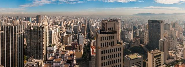 5 BRASIL 203.657.210 habitantes em 2015 O Brasil ocupa a quinta colocação dentre os países mais populosos do mundo. Segundo a ONU, em 2015 sua população chegou a 203.657.210 habitantes. Veja abaixo a evolução da população brasileira: 1950 53.