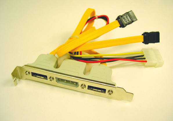 Etapa 4: Plugue uma ponta do cabo de sinal SATA no conector externo SATA no extensor.