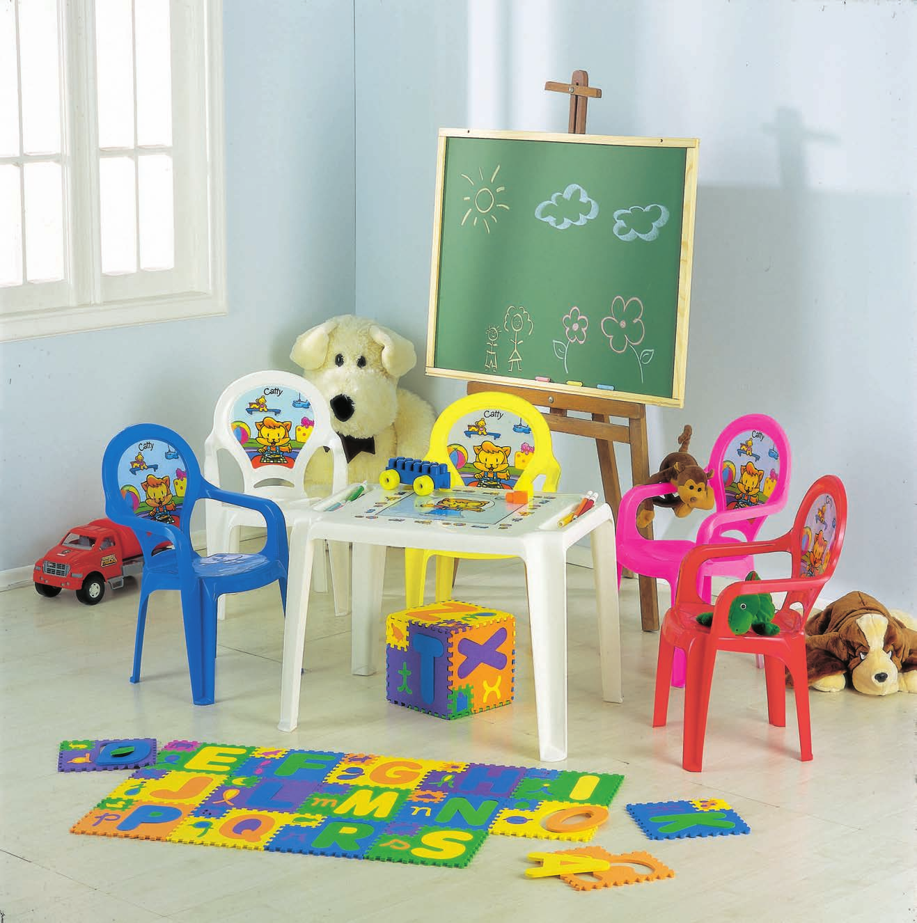 INFANTIL KIDS NIÑOS 92263/010 Catty 68 92263/040 92263/060 92263/070 EMPILHÁVEL ATÉ 12 PEÇAS. STACKABLE UP TO 12 PIECES.