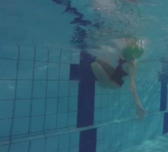 A nadadora só coloca o corpo ligeiramente para baixo quando