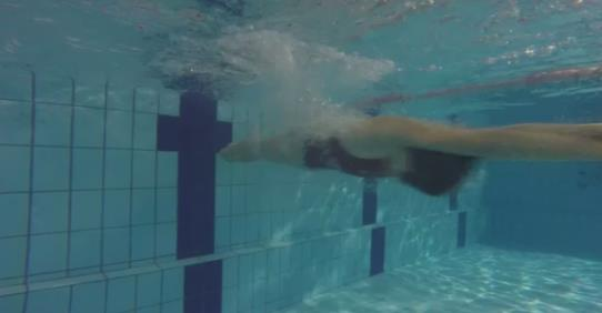 parede, a nadadora aplica um forte impulso (apesar da posição dos
