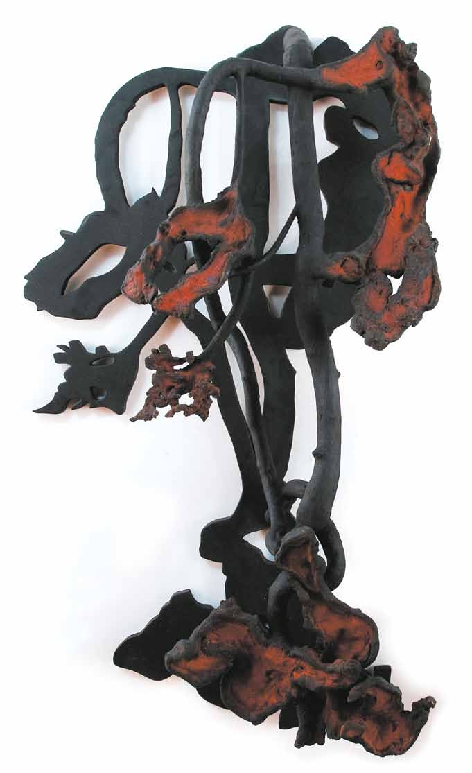 104 Frans Krajcberg Escultura em madeira com coquinhos selvagens e pigmento mineral.